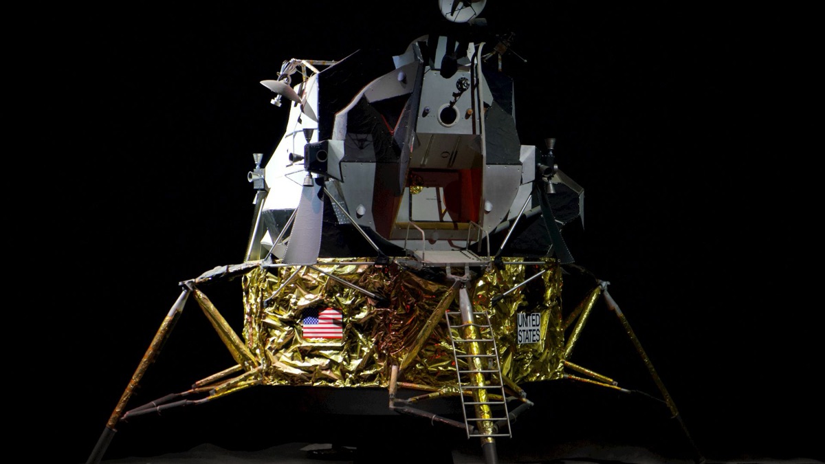 5 Common Conspiracy Theories About Space